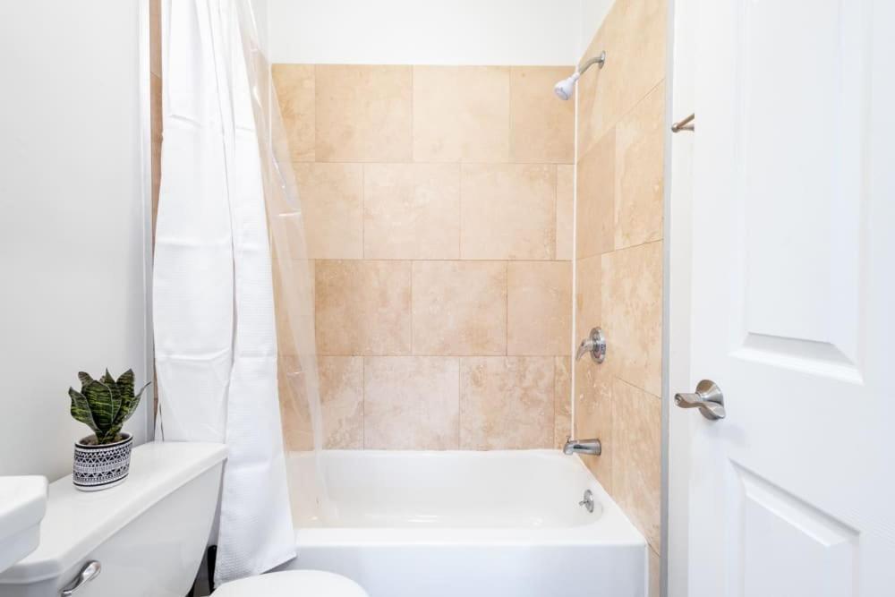 Apartamento 1435-2 3 Bedrooms 2bath W D Ues